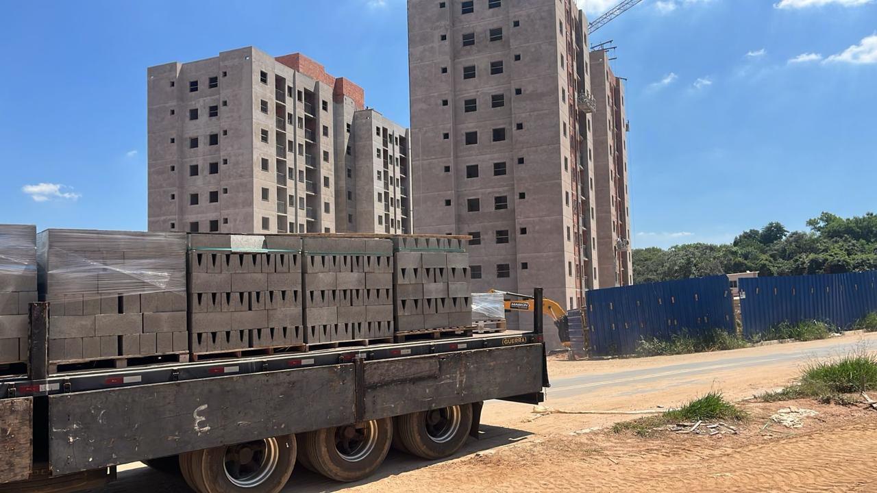 Carreta Vinic carregada de blocos atendendo obra vertical de apartamentos