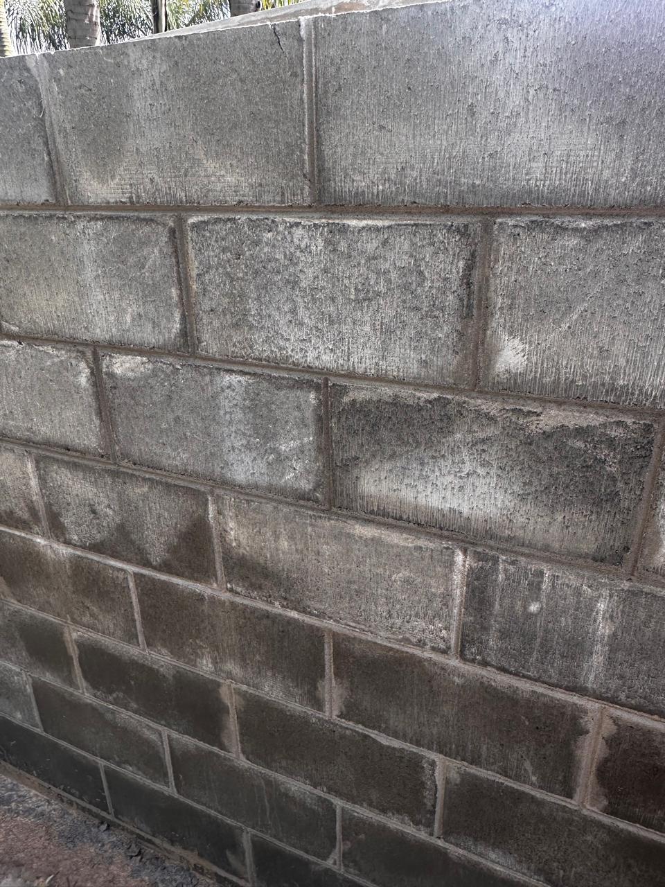 Detalhe de muro residencial executado com blocos Vinic