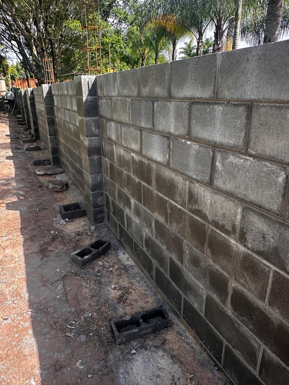 Detalhe de muro Vinic em execução
