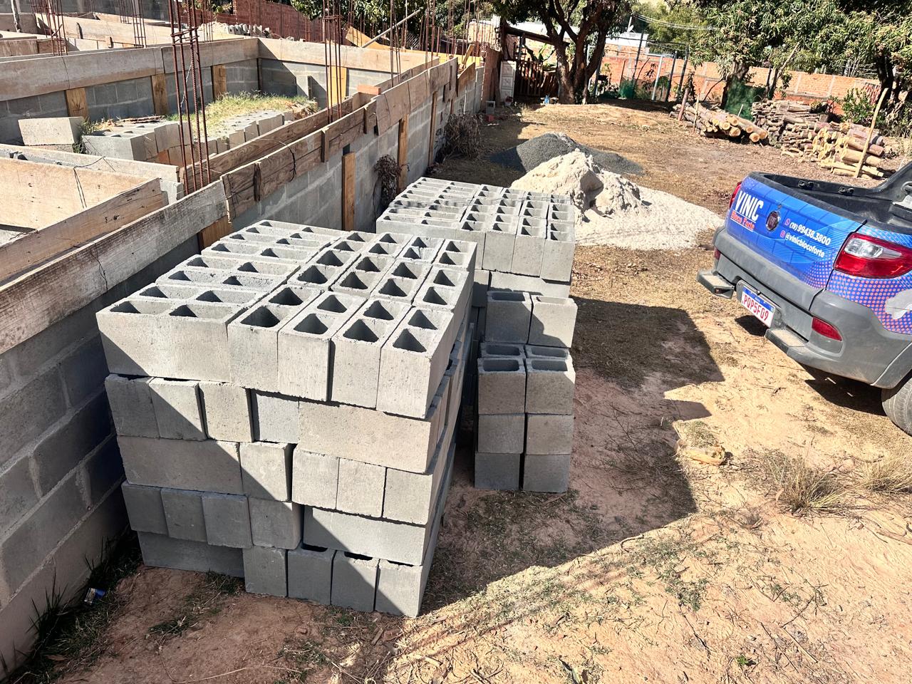 Pallets de blocos Vinic com pick-up de entrega da marca