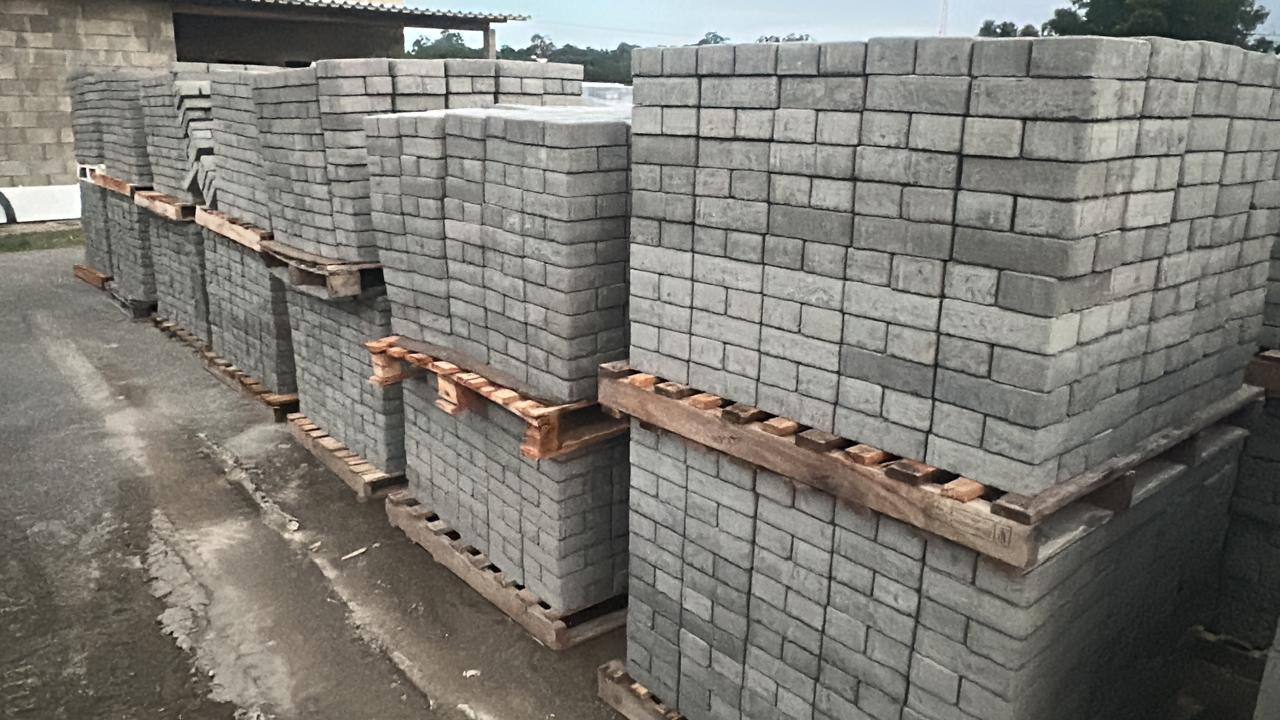 Pátio Vinic com pallets alinhados em frente ao pavilhão